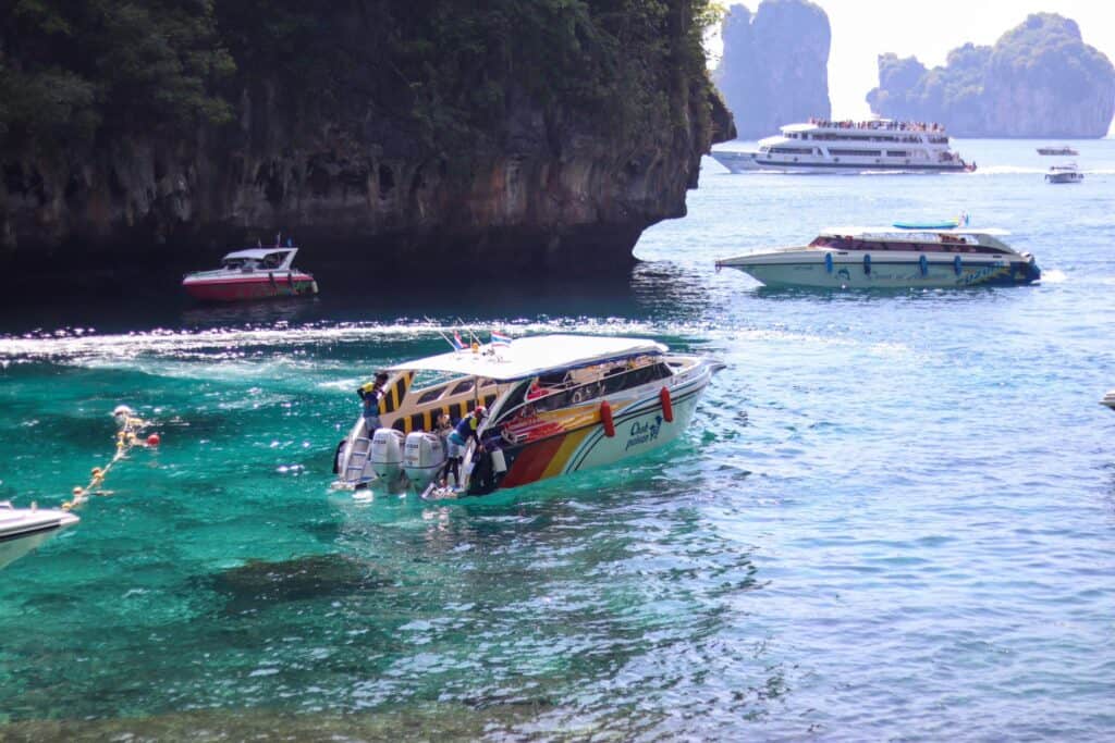 A speedboat with two or three engines, commonly used for join-in tours, especially for trips to Phi Phi Islands and Maya Bay.